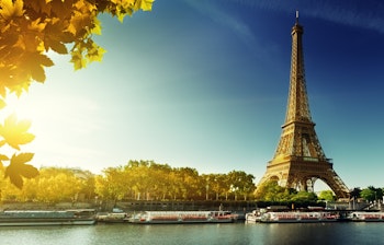 Imponerende udsigt til Eiffeltårnet i Paris under blå himmel - berømt vartegn og populær turistdestination i Frankrig