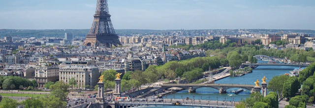 Luftfoto af Eiffeltårnet og Seine-floden med broer i Paris Frankrig
