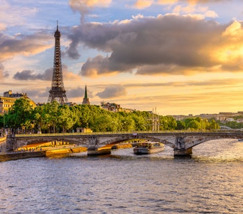 Romantisk solnedgang over Eiffeltårnet og Seinen i Paris, Frankrig - perfekt udsigt til byens mest ikoniske vartegn på din rundrejse