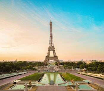 Eiffeltårnet og Trocadero-haven badet i gyldent solnedgangslys i Paris, Frankrig - et romantisk og ikonisk rejsemål