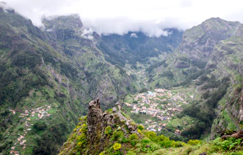Betagende udsigt fra Eira do Serrado udsigtspunkt over Curral das Freiras dalen omgivet af majestætiske bjerge på Madeira