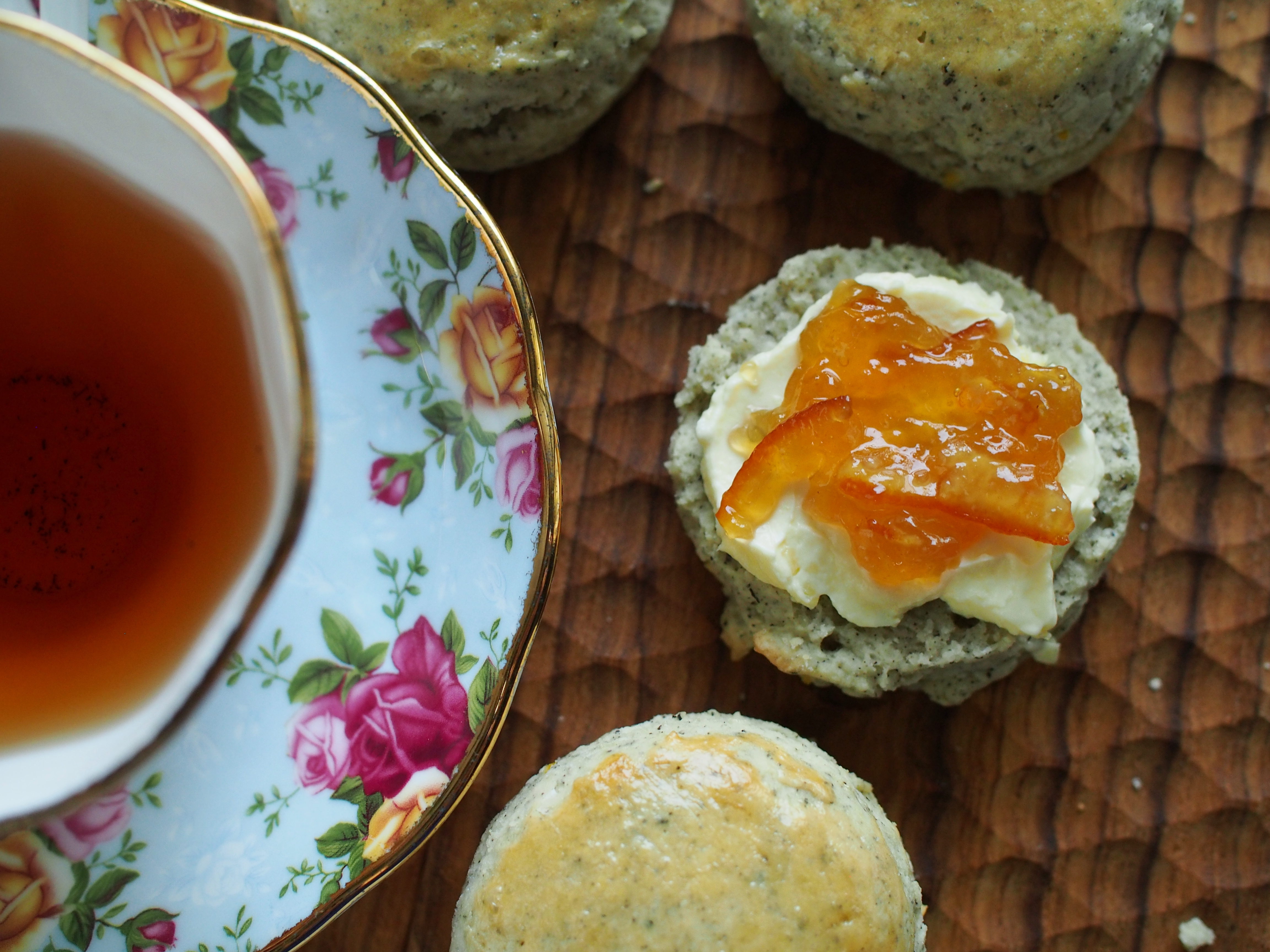 Traditionel engelsk cream tea med scone, clotted cream og marmelade serveret med te i dekorativ porcelænskop