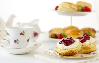 Traditionel engelsk cream tea med hjemmebagte scones serveret med jordbærmarmelade og clotted cream i Devonshire-stil