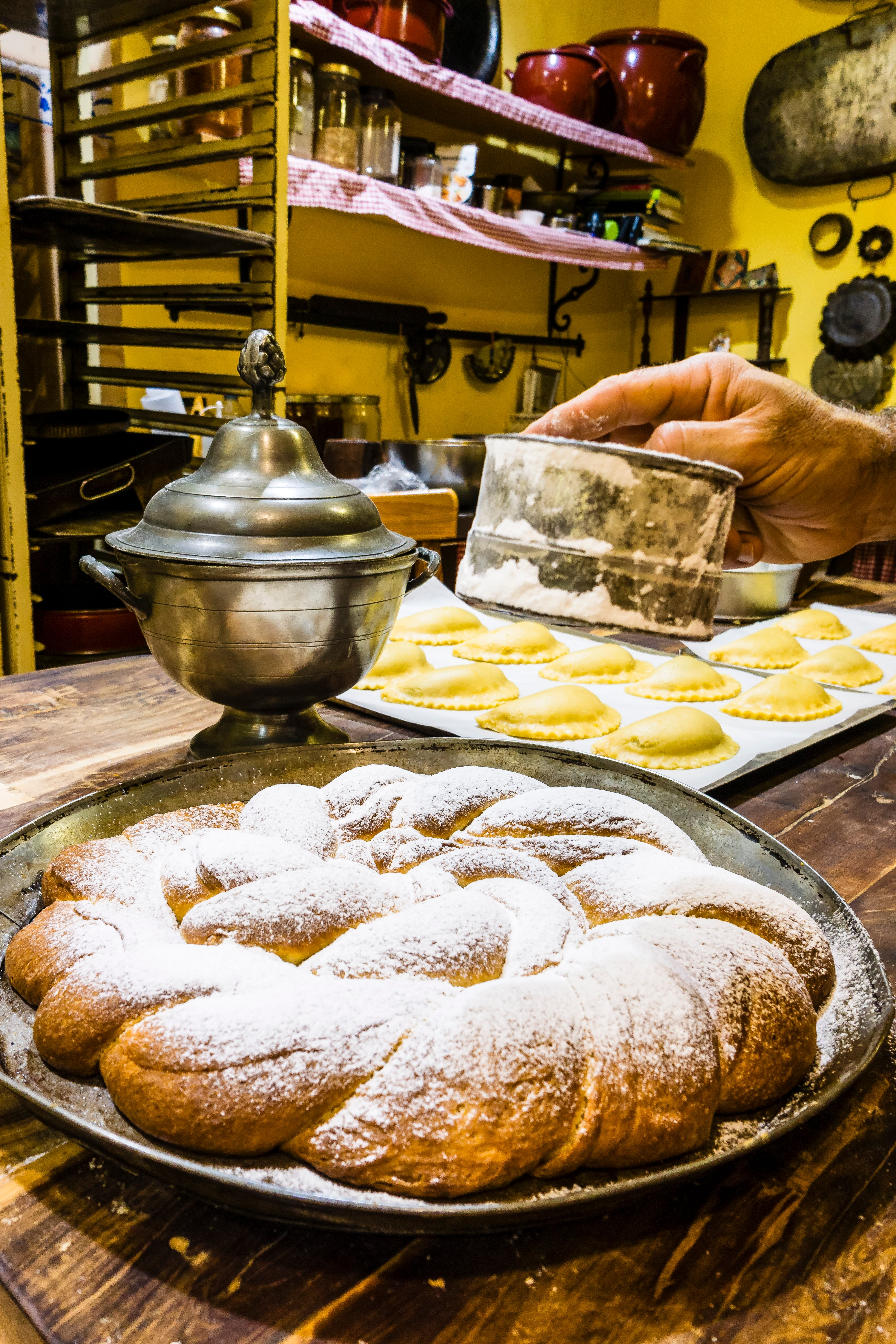 Traditionel spiralformet ensaimada med flormelis fra Fornet de la Soca i Palma, en klassisk mallorcansk morgenmadsdelikatesse