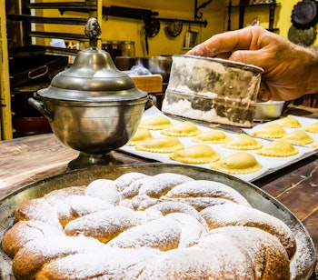 Traditionel spiralformet ensaimada med flormelis fra Fornet de la Soca i Palma, en klassisk mallorcansk morgenmadsdelikatesse