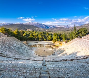 Det antikke amfiteater i Epidavros på Peloponnes, Grækenland, med perfekt bevarede marmorsæder og enestående akustik fra oldtidens græske civilisation