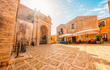 Historiske Piazza della Loggia i den charmerende middelalderby Erice på bjergtop i Trapani-provinsen, Sicilien
