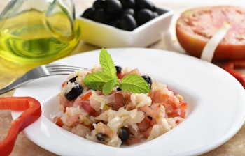 Traditionel catalansk esqueixada-ret med torsk, rød peber, tomater og oliven - en forfriskende specialitet fra Spanien