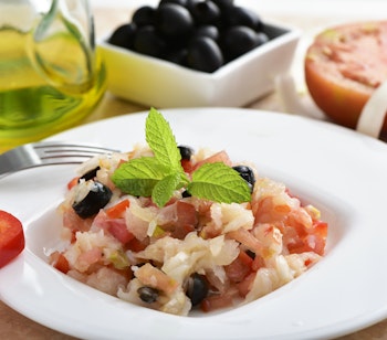 Traditionel catalansk esqueixada-ret med torsk, rød peber, tomater og oliven - en forfriskende specialitet fra Spanien