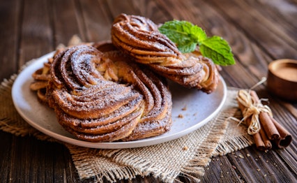 Traditionel estisk kringle - et smukt flettet sødt kanelbrød med flormelis, der repræsenterer en vigtig del af den estiske madkultur og bagværkstradition