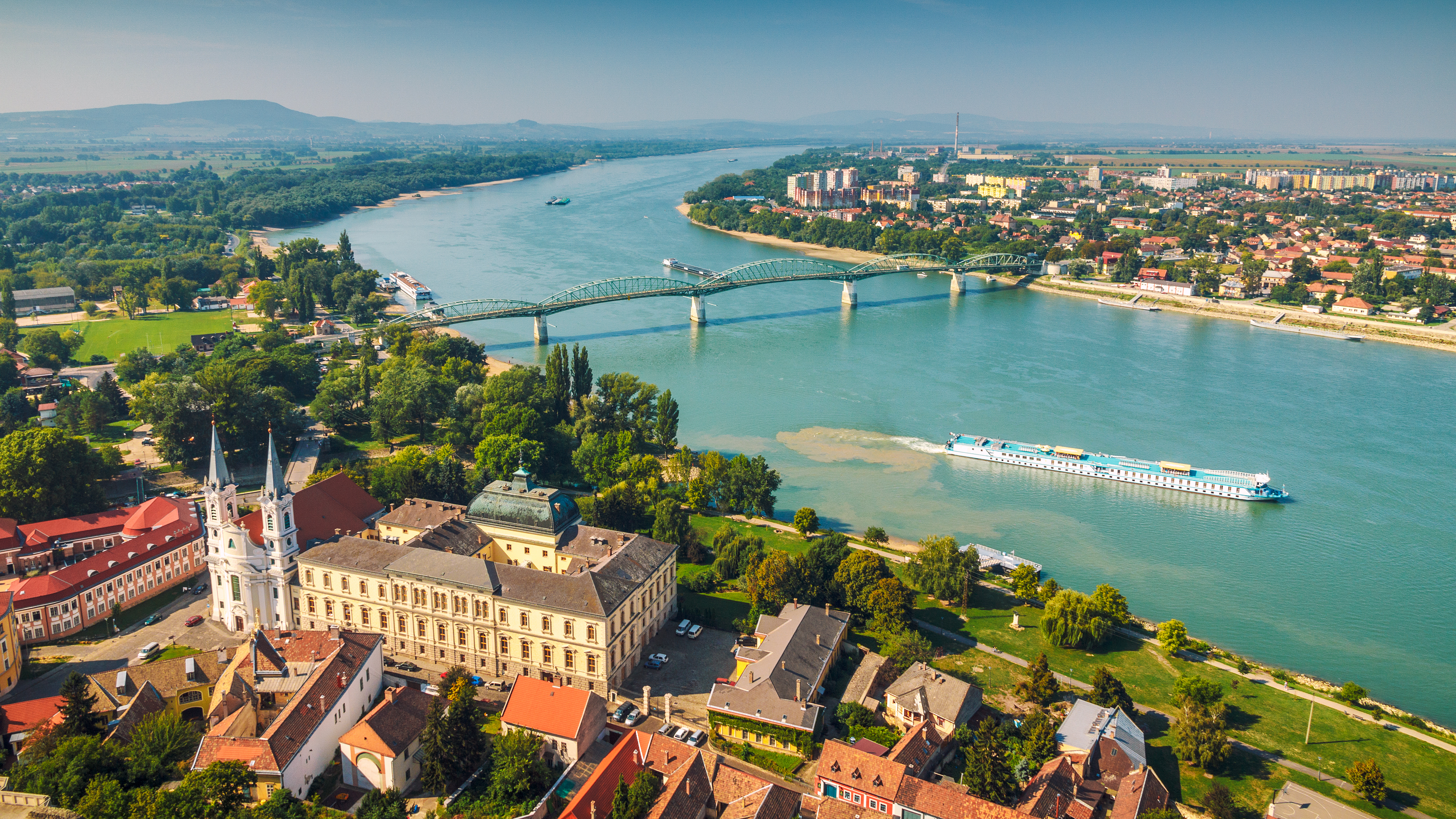 Panoramaudsigt over Esztergom Basilika ved Donau-floden med broen mellem Ungarn og Slovakiet set fra oven i smukt solskin