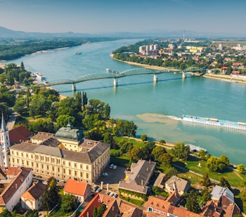 Panoramaudsigt over Esztergom Basilika ved Donau-floden med broen mellem Ungarn og Slovakiet set fra oven i smukt solskin