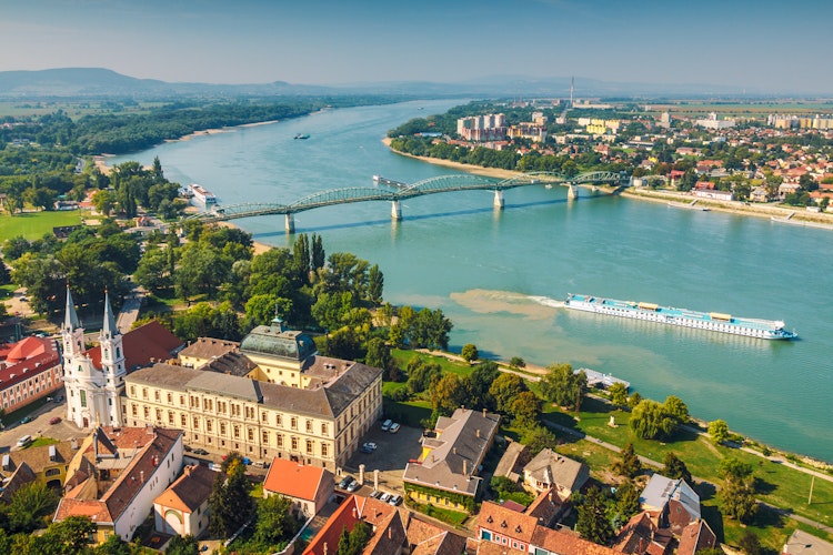 Panoramaudsigt over Esztergom Basilika ved Donau-floden med broen mellem Ungarn og Slovakiet set fra oven i smukt solskin