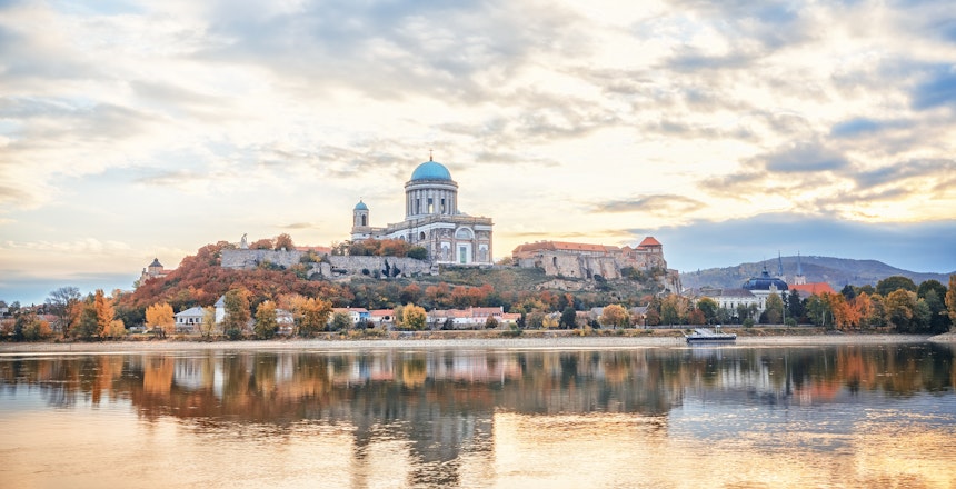 Betagende morgenvy af Esztergom Basilika med dens imponerende kuppel spejlet i Donau-flodens rolige vand i Ungarn