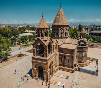 Luftfoto af Etchmiadzin Katedralen i Armenien, verdens ældste katedral og UNESCO verdensarv med traditionel armensk arkitektur