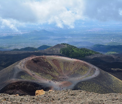 Etna vulkanen på Sicilien med dramatisk stenlandskab og blå himmel - Europas største aktive vulkan med spektakulær udsigt fra Monti Silvestri-kraterne