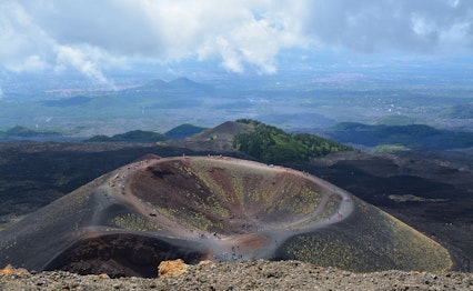 Etna vulkanen på Sicilien med dramatisk stenlandskab og blå himmel - Europas største aktive vulkan med spektakulær udsigt fra Monti Silvestri-kraterne