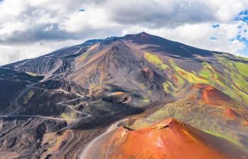 Betagende panoramaudsigt over den aktive vulkan Etna på Sicilien med kratere og vulkansk aktivitet under blå himmel