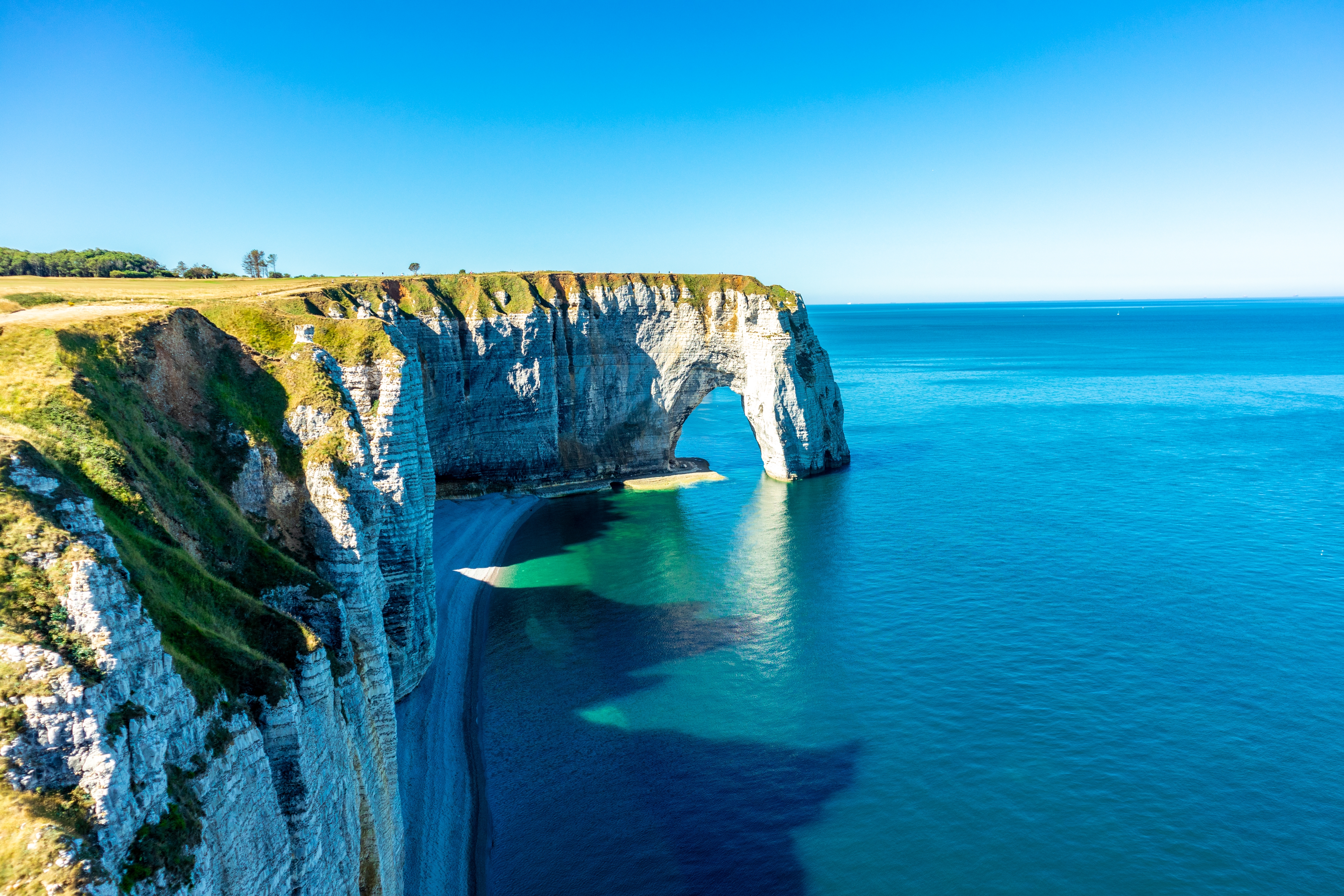 Spektakulær naturlig stenbue og hvide kalkstensklipper ved Étretat på Alabastkysten i Normandiet, Frankrig