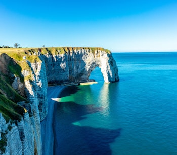 Spektakulær naturlig stenbue og hvide kalkstensklipper ved Étretat på Alabastkysten i Normandiet, Frankrig
