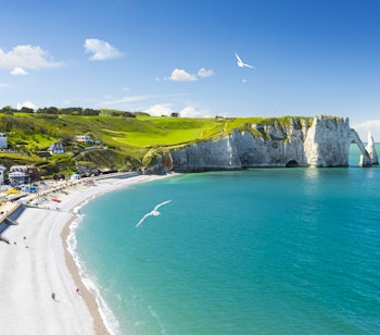 Betagende panoramaudsigt over de majestætiske kalkstensklipper ved Etretat i Normandiet, Frankrig