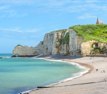 Imponerende hvide alabastklipper og naturlig klippebue ved stranden i Etretat, Normandiet i Frankrig