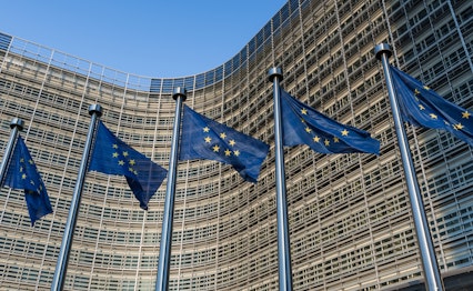 Vajende EU-flag i række foran EU-bygninger i Bruxelles, hovedstaden i Belgien