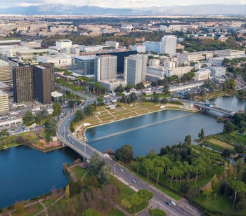 Luftfoto af det moderne EUR-distrikt i Rom med sø og park, bygget til verdensudstillingen i 1942