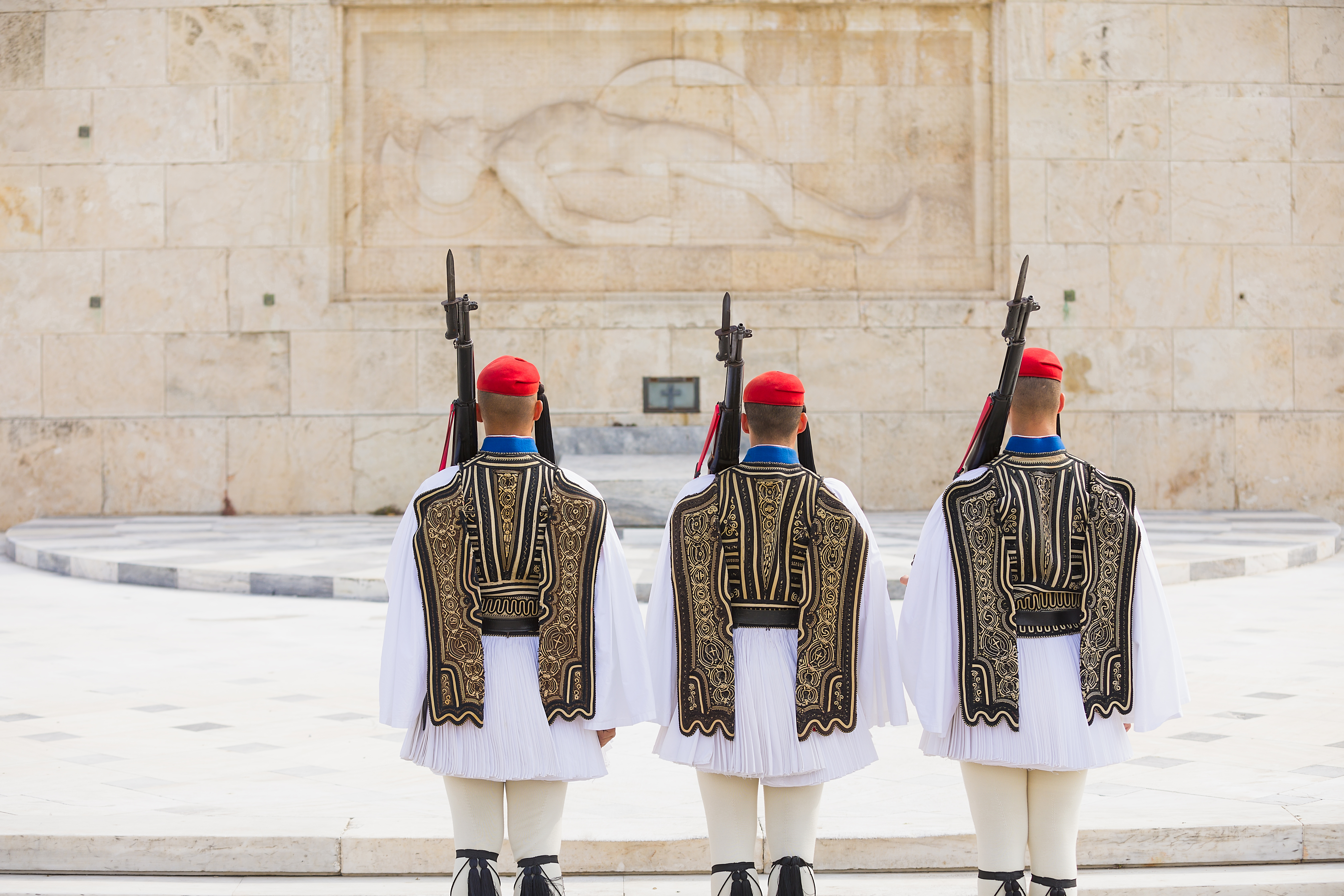 Evzones vagter ved Den Ukendte Soldats Grav i Athen, Grækenland