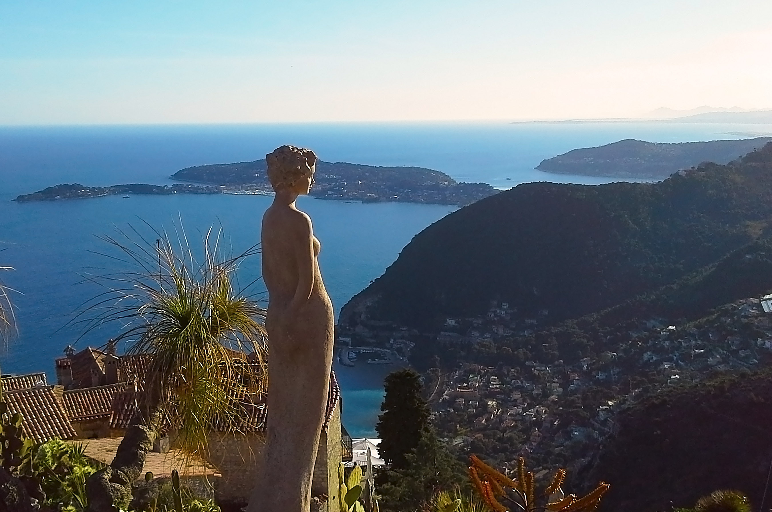 Udsigt fra den botaniske have i Èze Village med eksotiske planter og det azurblå Middelhav langs den franske riviera