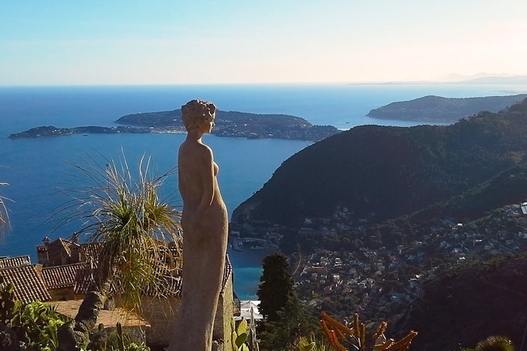 Udsigt fra den botaniske have i Èze Village med eksotiske planter og det azurblå Middelhav langs den franske riviera