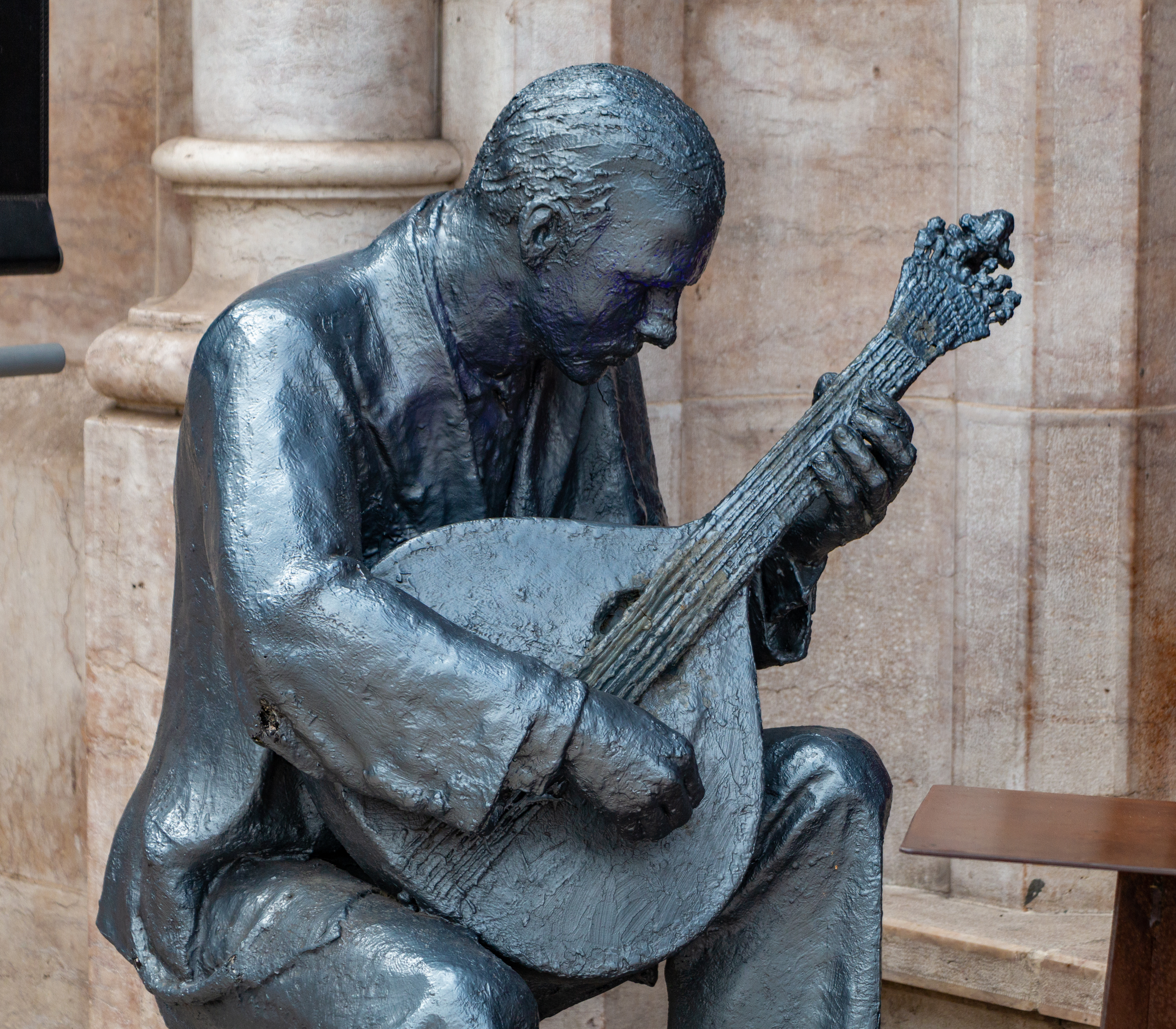 Skulptur af traditionel Fado-guitarist i Lissabon, symbol på Portugals musikalske kulturarv og UNESCO-verdensarv