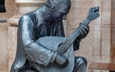 Skulptur af traditionel Fado-guitarist i Lissabon, symbol på Portugals musikalske kulturarv og UNESCO-verdensarv