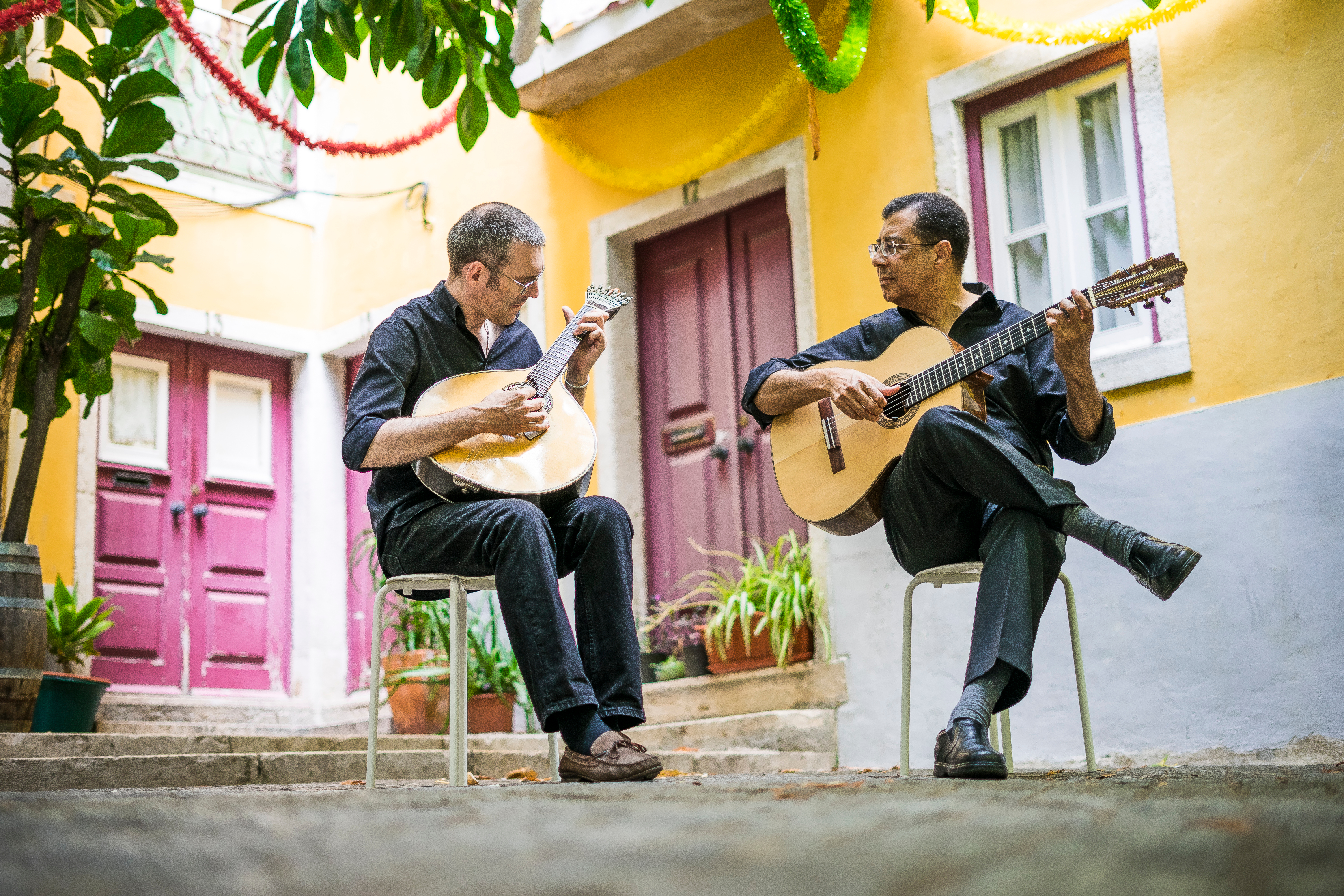 To traditionelle fado-musikere der spiller på akustisk og portugisisk guitar i Alfama-kvarteret i Lissabon, Portugal