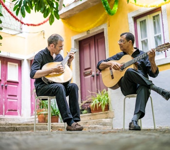 To traditionelle fado-musikere der spiller på akustisk og portugisisk guitar i Alfama-kvarteret i Lissabon, Portugal