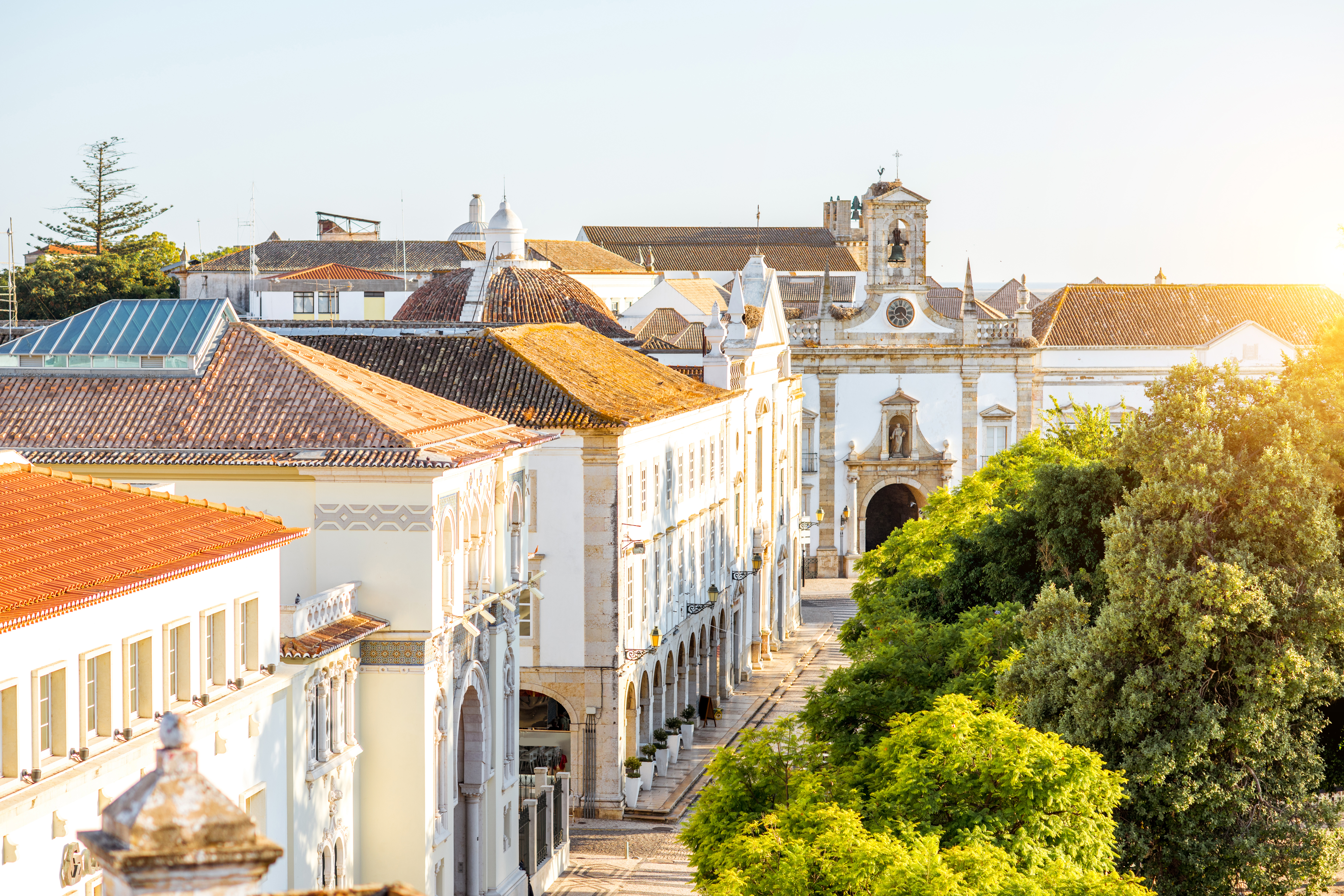 Historiske hvide bygninger med traditionelle tegltagе i Faros gamle bydel, Portugal