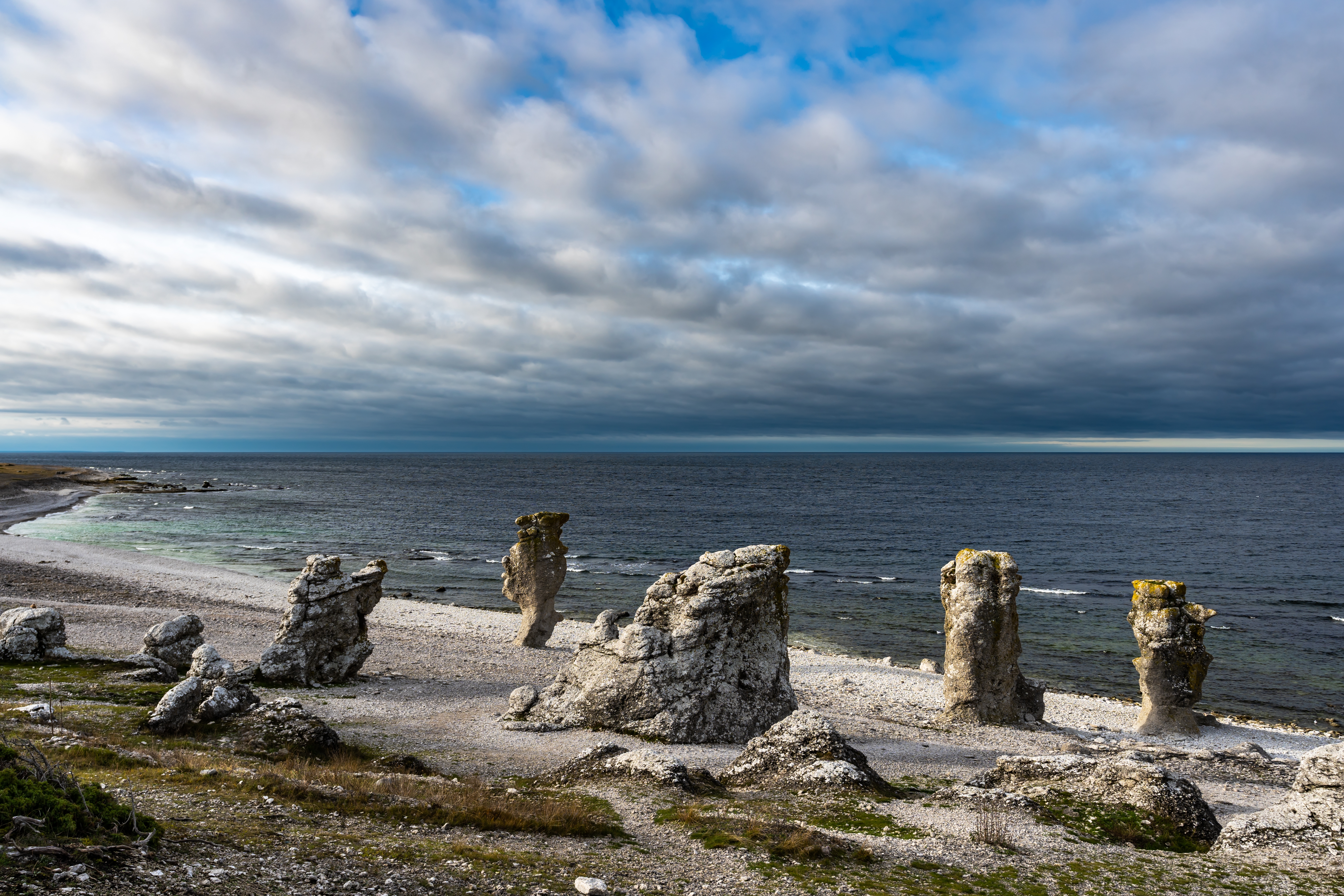 Spektakulære raukar kalkstensformationer ved Fårö på Gotland Sverige