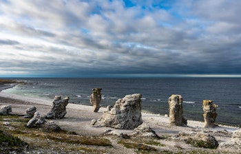 Spektakulære raukar kalkstensformationer ved Fårö på Gotland Sverige