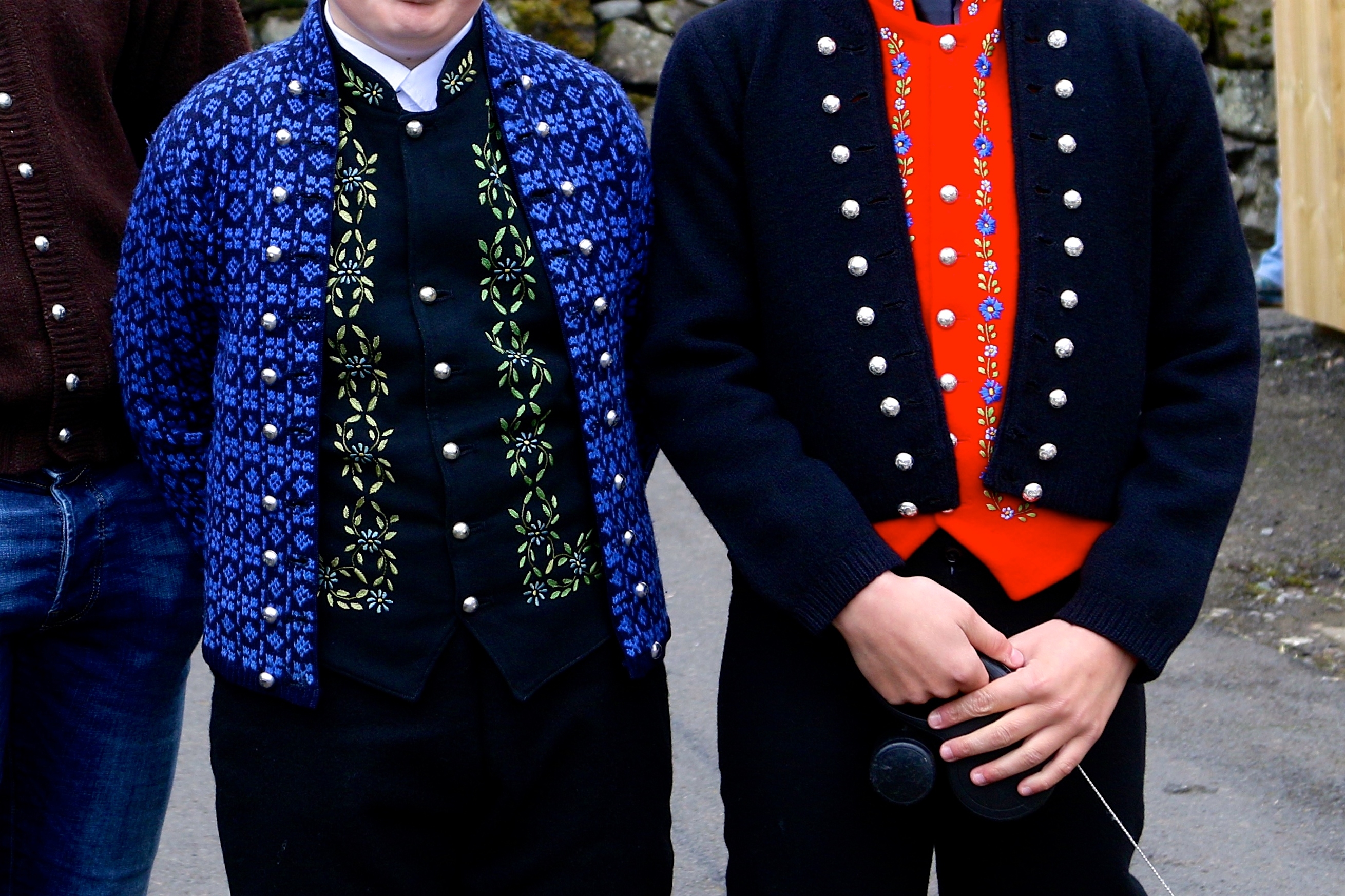 Traditionelle færøske nationaldragter båret af lokale i Tórshavn, hovedstaden på Færøerne, under kulturel festival