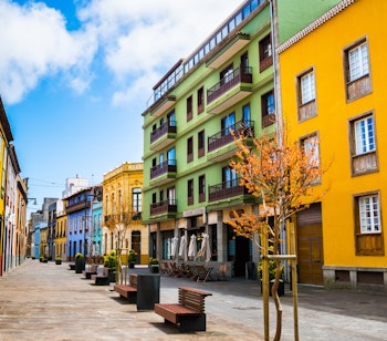 Farverig kolonial gade i UNESCO-beskyttede La Laguna på Tenerife med traditionel spansk arkitektur og palmer