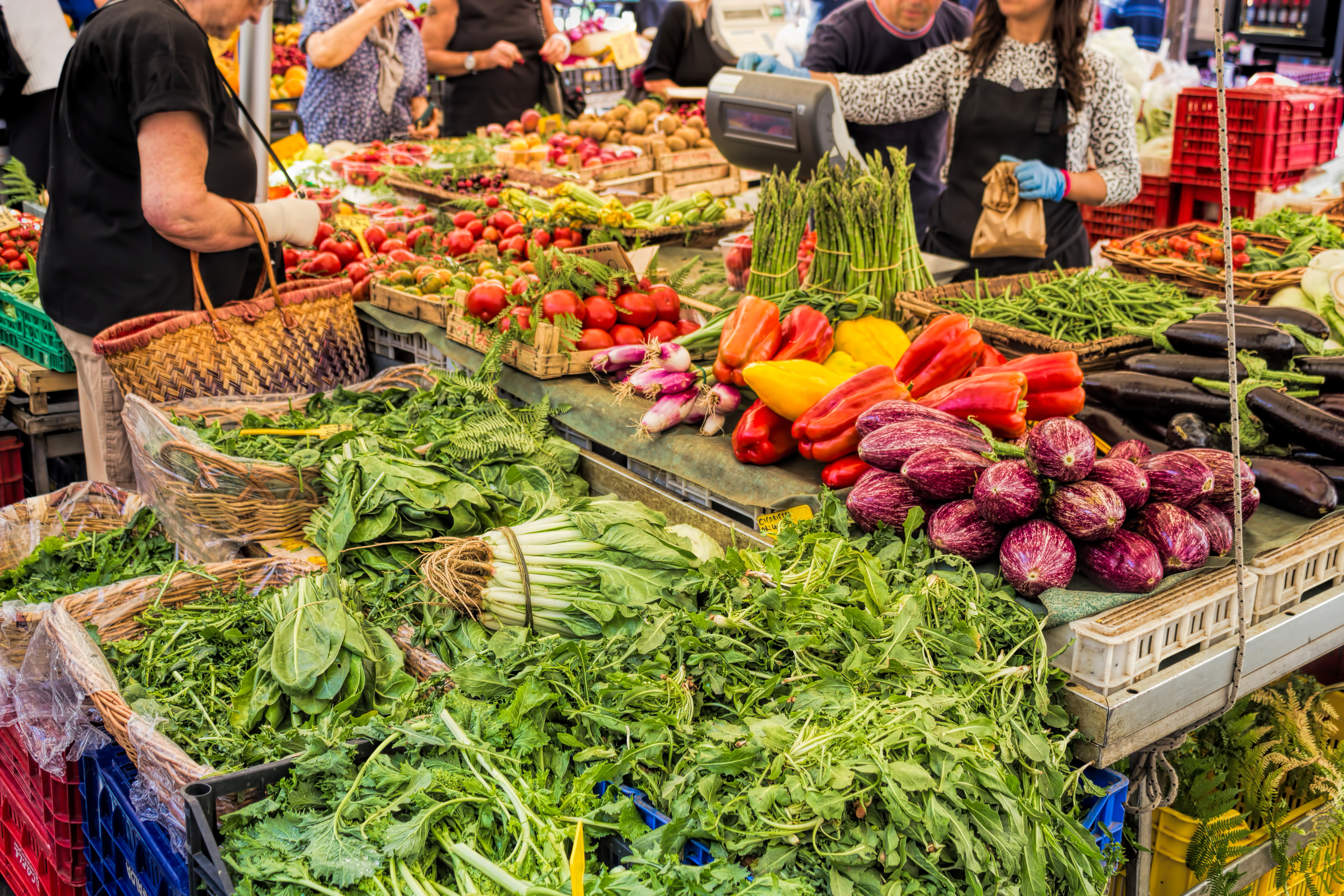 Farverig grøntsagsbod med friske varer på det traditionelle Campo de Fiori marked i Rom, hvor lokale handler ind