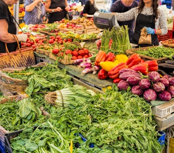 Farverig grøntsagsbod med friske varer på det traditionelle Campo de Fiori marked i Rom, hvor lokale handler ind