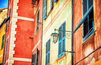 Charmerende farverig husfacade i fiskerbyen Portofino, Italien med traditionel italiensk arkitektur og levende gule og røde farver