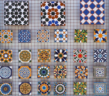 Farverige azulejo-souvenirs og dekorative keramiske fliser til salg på et marked i Ronda, Sydspanien