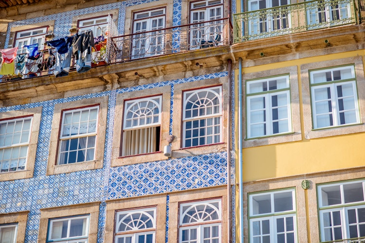 Farverige historiske bygninger med traditionelle portugisiske azulejo-fliser på facaderne i Portos charmerende Ribeira-kvarter
