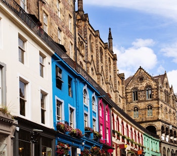 Farverige historiske bygninger langs Victoria Street i Edinburgh, en berømt buet gade med butikker og middelalderarkitektur i Skotlands gamle bydel