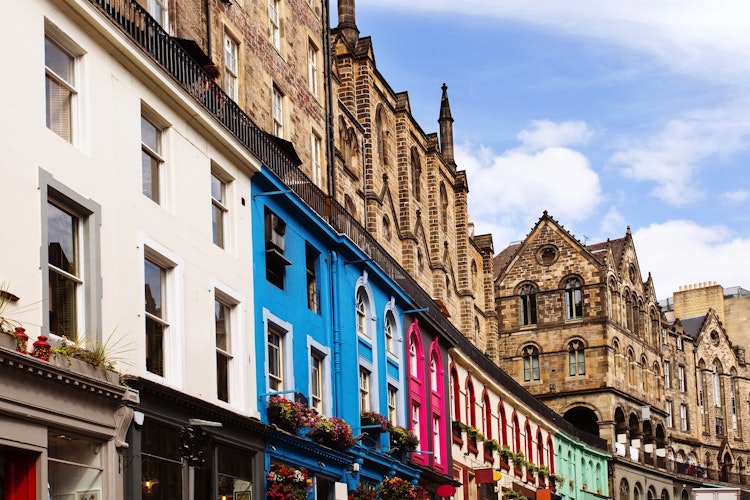 Farverige historiske bygninger langs Victoria Street i Edinburgh, en berømt buet gade med butikker og middelalderarkitektur i Skotlands gamle bydel