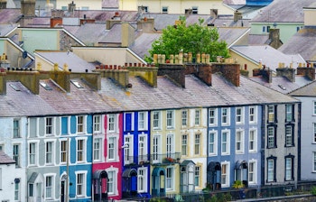 Idylliske farverige byhuse langs floden Seiont i den historiske by Caernarfon i Nordwales