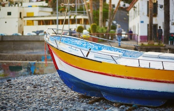 Farverige fiskerbåde ved kysten i den charmerende fiskerby Camara de Lobos på Madeira i Portugal