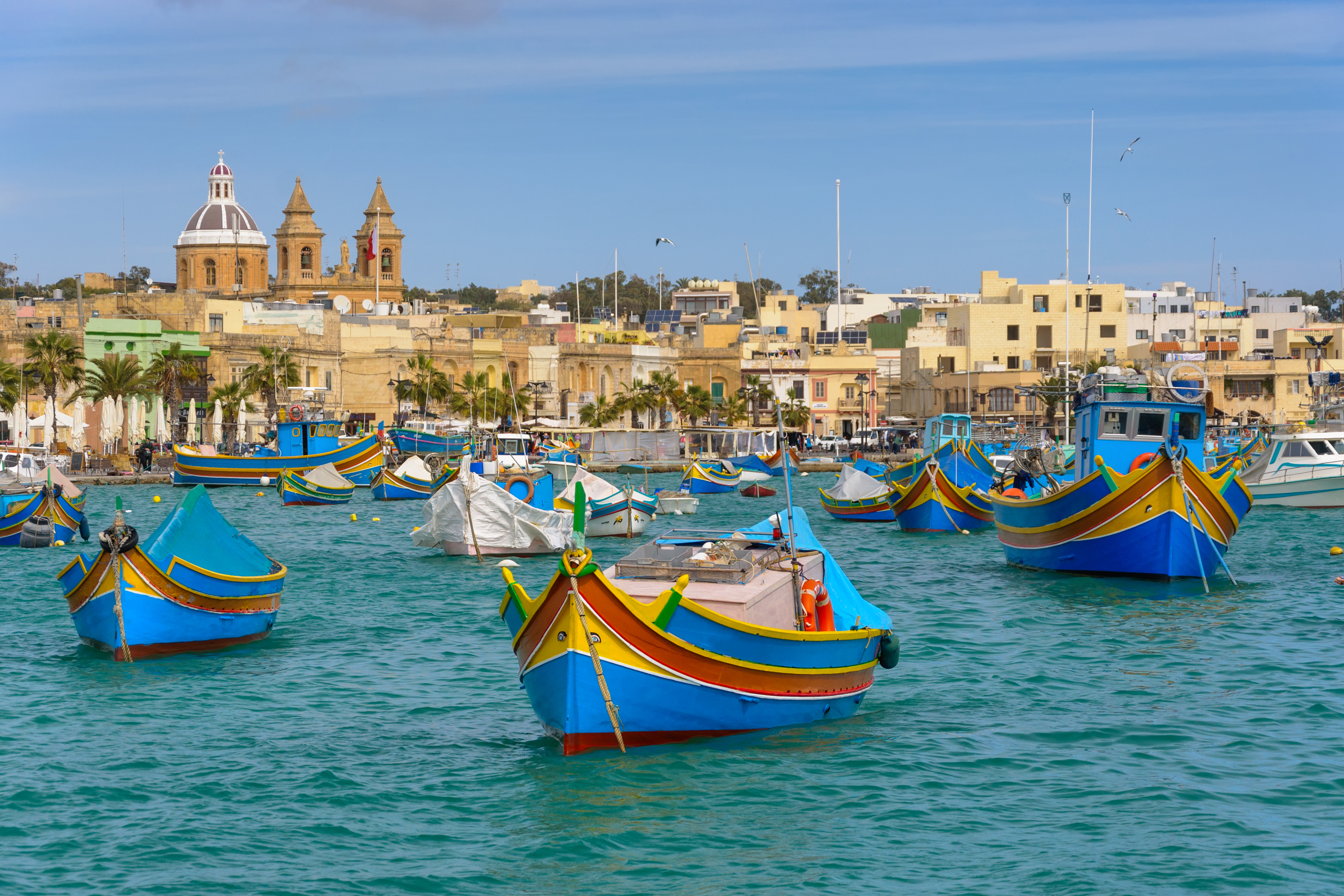 Farverige maltesiske luzzu fiskerbåde i Marsaxlokk havn Malta